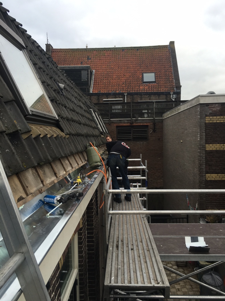 Zinken goot vervangen appartementen complex Leliestraat Hoorn