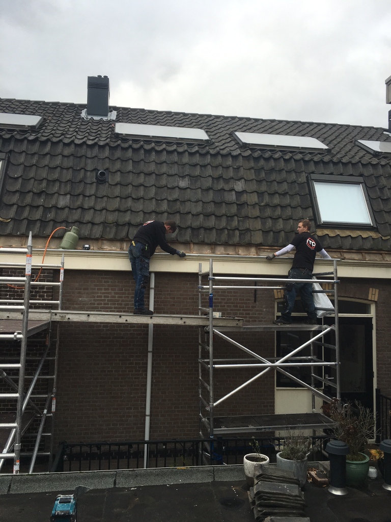 Zinken goot vervangen appartementen complex Leliestraat Hoorn