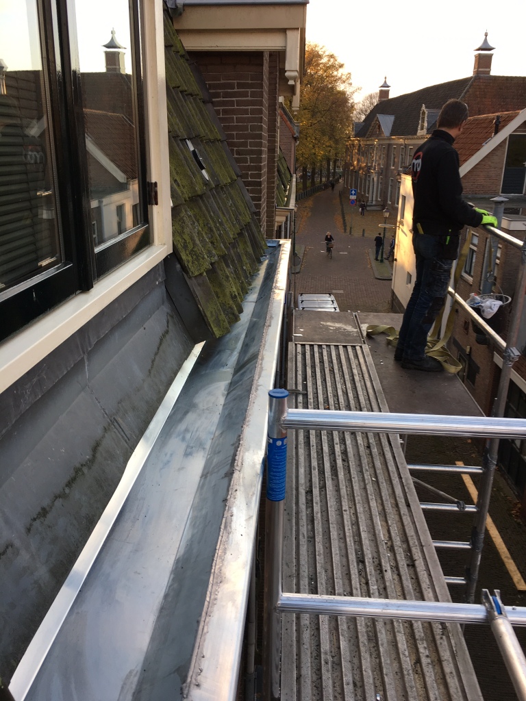 Zinken goot vervangen appartementen complex Leliestraat Hoorn