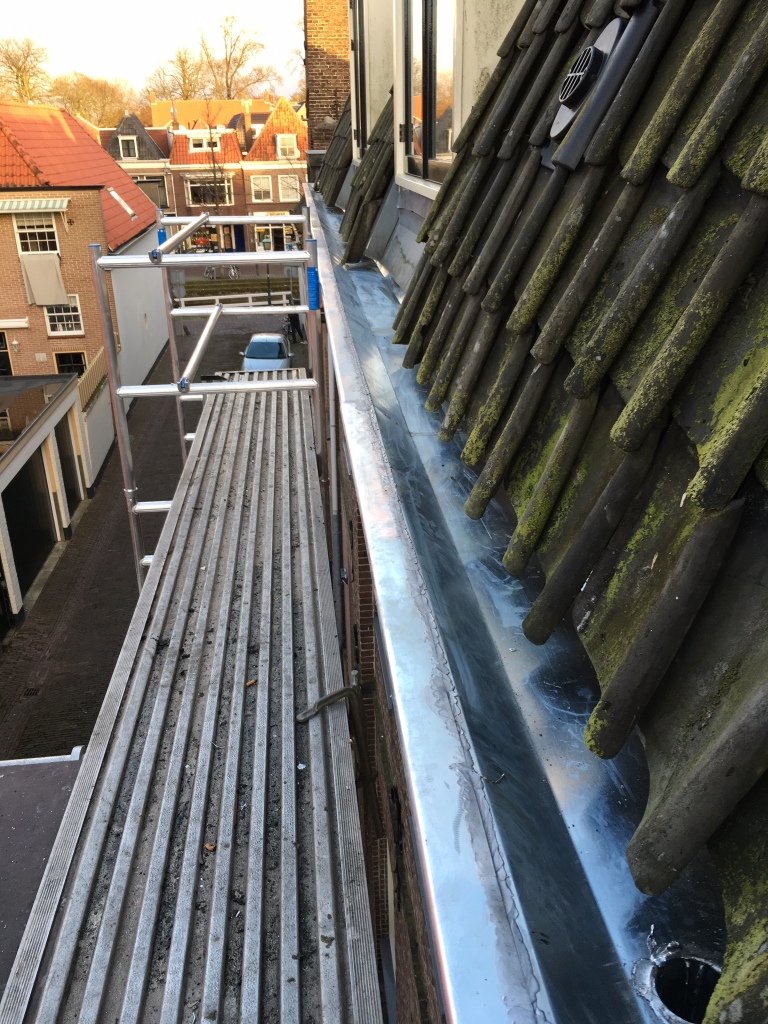 Zinken goot vervangen appartementen complex Leliestraat Hoorn