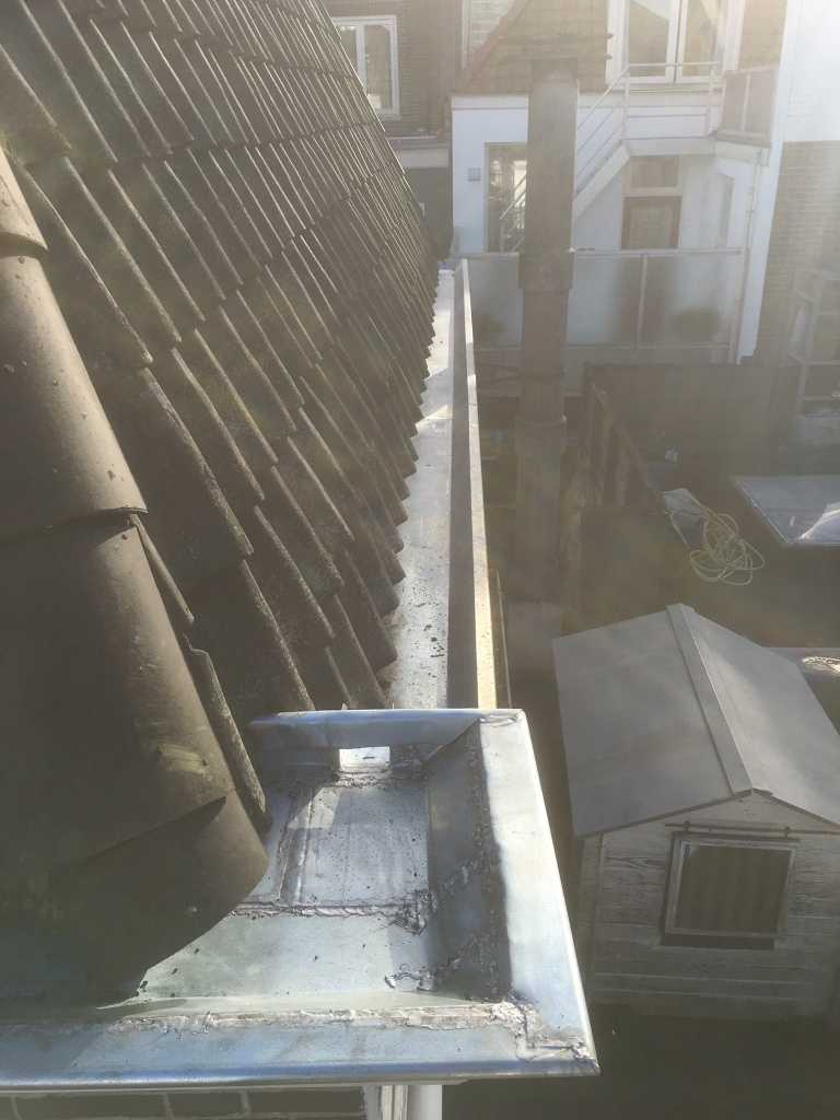 Zinken goot vervangen appartementen complex Leliestraat Hoorn